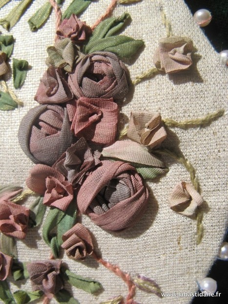 Broderie aux Rubans de Soie, le Collier de Victoire, Tutoriel | La Bastidane | Point de croix | Scoop.it