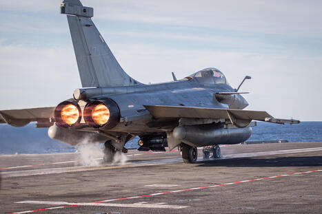 Un Rafale Marine du Charles de Gaulle tire un AASM de 1000 kg à 2000 nautiques du porte-avions | DEFENSE NEWS | Scoop.it