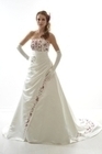 Robe de mariée d'occasion avec jupon, étole bordeaux, jarretière et collier | Robes de mariée d'occasion | Scoop.it