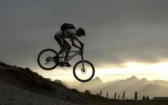 Biker und Wanderer nebeneinander | Enjeux du Tourisme de Montagne | Scoop.it