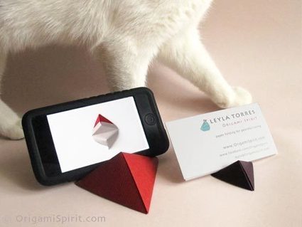 Origami Double-Pyramide: Support pour iPhone ou Cartes de Visite | Paper is beautiful | Scoop.it