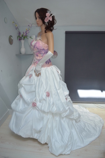 Robe de mariée bicolor d'occasion en dentelle rose sur le bustier T38 à 42 à Paris | Robes de mariée d'occasion | Scoop.it