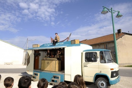 10 ans de la médiathèque - Spectacle Mil Tamm "Les livreurs" | Médiathèque de Locminé [56] | -thécaires | Actualité(s) des Bibliothèques | Scoop.it