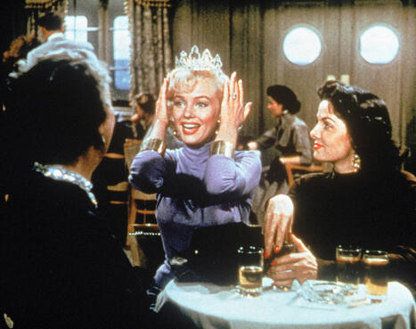 Komedia Herrat pit&auml;v&auml;t vaaleaverik&ouml;ist&auml; uppoaa viel&auml;kin | 1Uutiset - Lukemisen t&auml;hden | Scoop.it