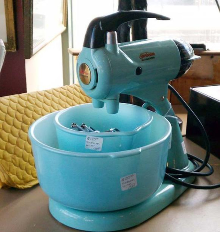 Vintage Turquoise Mixer with Matching Bowls Antiques On Broadway | Antiques & Vintage Collectibles | Scoop.it