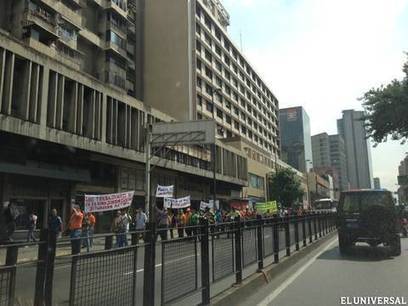 #DenuncianEstafa&hellip; Trabajadores de la Fundaci&oacute;n del Ni&ntilde;o Sim&oacute;n protestan en la Andr&eacute;s Bello - #Caracas | Caracasos | Scoop.it