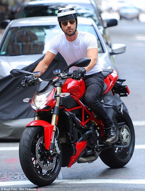 Justin Theroux cruises around Manhattan on his Ducati | Ductalk: What's Up In The World Of Ducati | Scoop.it