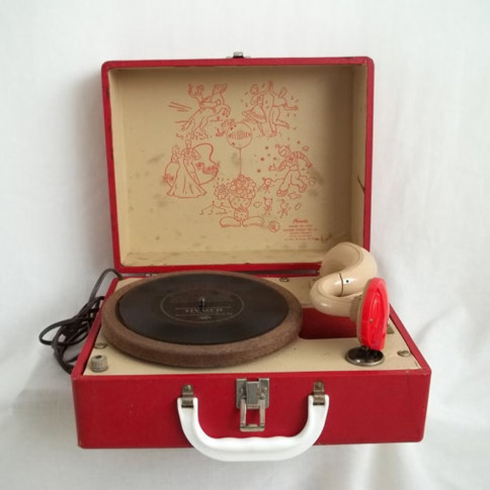 Red Phonola Melodier 45 Record Player by volkerwandering on Etsy | Antiques & Vintage Collectibles | Scoop.it