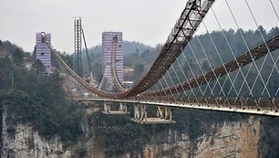 Kuvat: Uskaltaisitko kokeilla? Maailman pisin lasisilta kulkee huimaavassa 300 metrin korkeudessa | 1Uutiset - Lukemisen t&auml;hden | Scoop.it