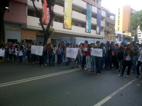 #Caracas&hellip; Trancada avenida Pa&eacute;z en El Para&iacute;so por protesta de estudiantes - Globovision | Caracasos | Scoop.it