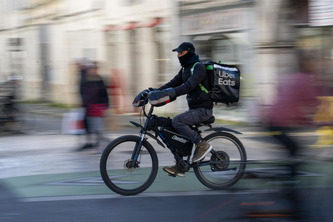 Uber et Deliveroo vis&eacute;s par une plainte : &laquo;&nbsp;Si j&rsquo;avais des papiers, jamais je n&rsquo;irais p&eacute;daler pour 10&nbsp;euros&nbsp;&raquo; | Politiques publiques et soci&eacute;t&eacute; | Scoop.it