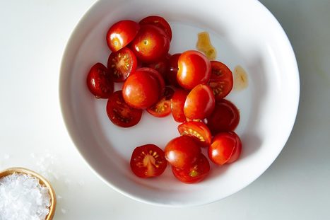 A Hack for Slicing Cherry Tomatoes | foodSenses | Scoop.it