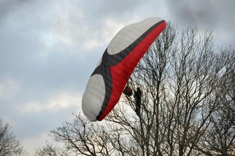 Ain. Une femme saute en parapente et finit coincée à huit mètres de haut dans un arbre | No limite | Scoop.it