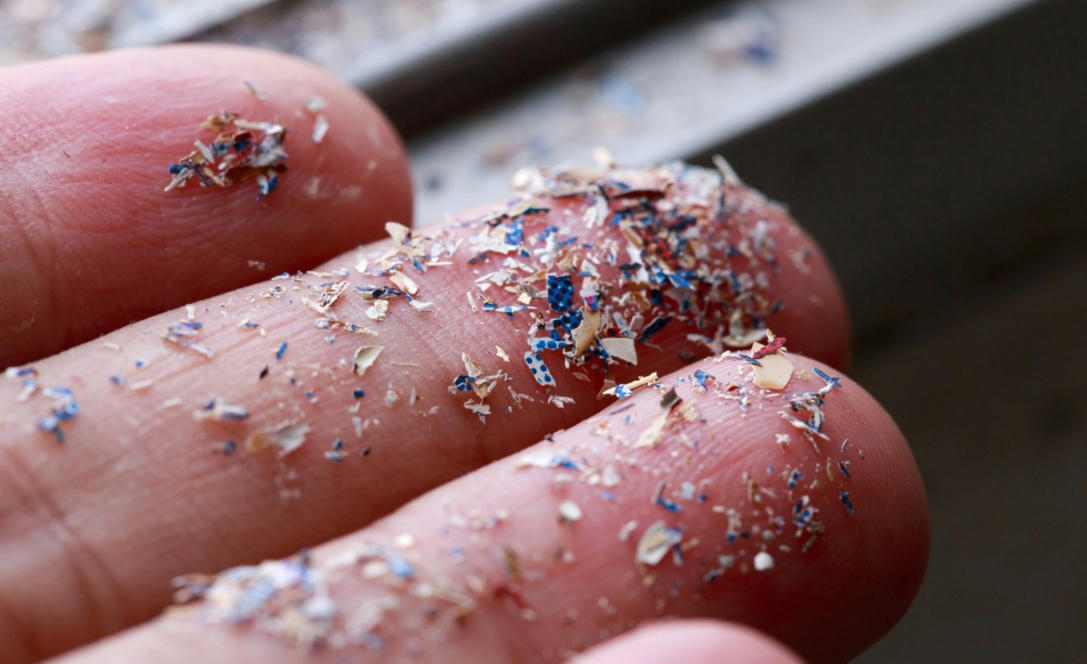 Humans may be inhaling 100 times more microplas...