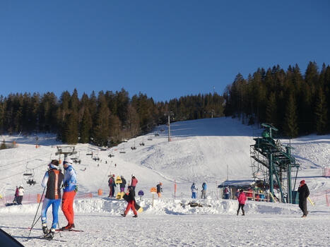 Cette station de ski recrute plus de cent personnes pour la saison d&rsquo;hiver dans le Jura : voici les postes propos&eacute;s | Strat&eacute;gie de territoires et offices de tourisme | Scoop.it