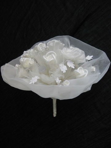 Magnifique bouquet de mariée blanc orné de roses | Robes de mariée d'occasion | Scoop.it