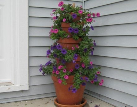 DIY: A Terra Cotta Pot Flower Tower | 1001 Gardens | 1001 Gardens ideas ! | Scoop.it