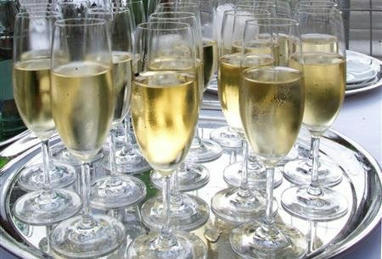 Une loi russe qualifie les champagnes de "vins pétillants" : LVMH stoppe les livraisons vers la Russie | e-Social + AI DL IoT | Scoop.it