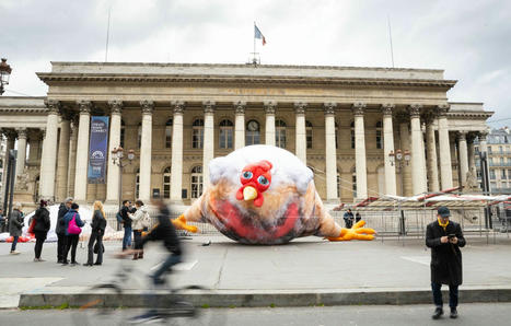 Paris : Contre l’élevage intensif, l’association animaliste L214 déploie des poulets martyrs géants | Attitude BIO | Scoop.it