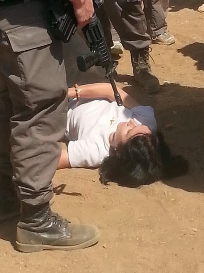 Israël : Tsahal maltraite une femme diplomate et la plaque au sol pour l'humilier #féminisme | Informations | Scoop.it