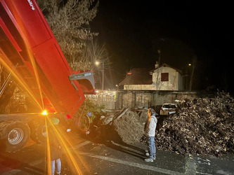 Portail d&eacute;mont&eacute;, 18 bennes vid&eacute;es&nbsp;&nbsp;: r&eacute;cit d&rsquo;une action coup de poing d&rsquo;agriculteurs en col&egrave;re &agrave; Mont-de-Marsan | Actus du jour - 9  janvier 2026 | Scoop.it