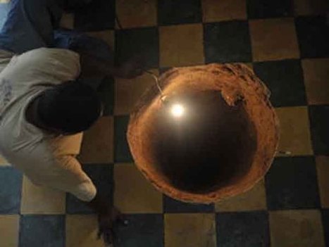 Woman Finds Giant Sinkhole Under Her Bed | Strange days indeed... | Scoop.it