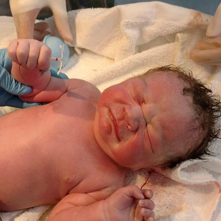 Devinez ce que ce bébé tenait dans sa main en venant au monde ?  | Famille et sexualité | Scoop.it