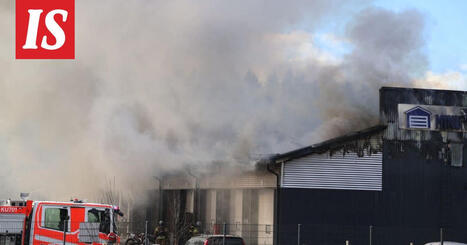 Suuri varastorakennus palaa J&auml;rvenp&auml;&auml;ss&auml; &ndash; pelastuslaitokselta kehotus l&auml;hialueen asukkaille | 1Uutiset - Lukemisen t&auml;hden | Scoop.it