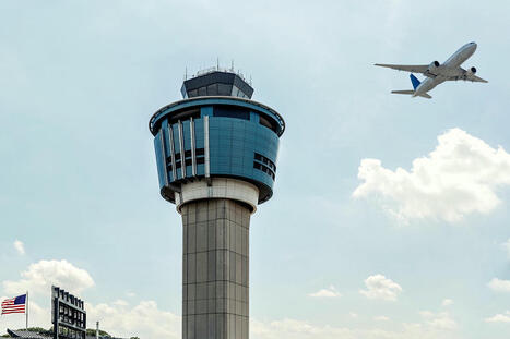 Nearly 11,000 Air Traffic Controllers Working Without Pay amid Government Shutdown - People.com | Backstabber Watch | Scoop.it