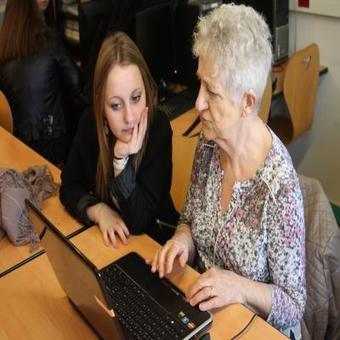 Le Mans. Quand des lycéens initient des seniors aux outils numériques | UseNum - Senior | Scoop.it