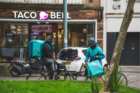 "Une main-d'&oelig;uvre bon march&eacute; et tr&egrave;s vuln&eacute;rable" : derri&egrave;re l'essor des plateformes, l'am&egrave;re r&eacute;alit&eacute; des livreurs &agrave; v&eacute;lo en Europe | Protection sociale | Scoop.it