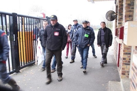 Des agriculteurs devant la Socopa viandes de Cherré (72) | La Gazette des abattoirs | Scoop.it
