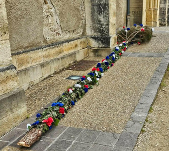 Landes. &laquo;&nbsp;Ils ont coup&eacute; le pin &agrave; la hache en pleine nuit&nbsp;&raquo;&nbsp;: &agrave; Soustons, le Mai plant&eacute; devant la mairie d&eacute;j&agrave; abattu | Landes - Conseils municipaux & communautaires | Scoop.it