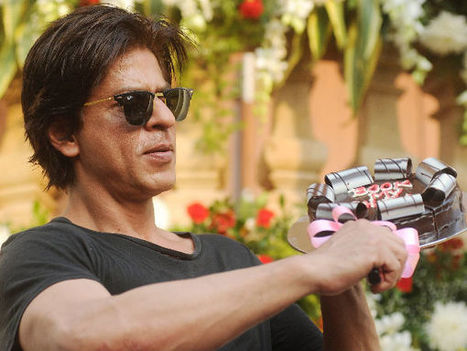 10 Pics Of Shahrukh Khan With His Birthday Cakes | Celebrity Fashion Trends | Scoop.it