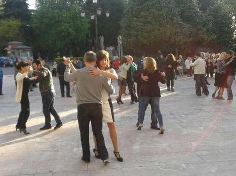 El tango convierte la Escandalera en un salón de baile - La Nueva España | Mundo Tanguero | Scoop.it