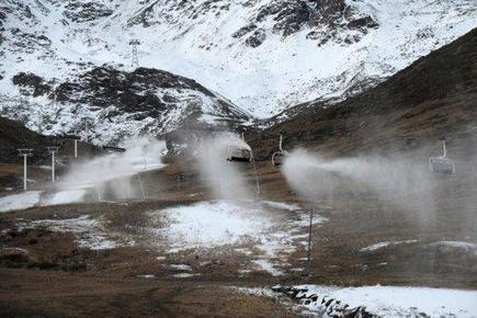 Les Alpes lancent leur saison sous la neige, mais sur fond de baisse des réservations | Entreprises et territoires alpins : Métamorphoses, innovations , entreprenariat | Scoop.it