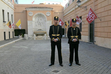 Vatican : la Garde suisse pontificale fait retailler et relooker son uniforme de "demi-gala" | DEFENSE NEWS | Scoop.it