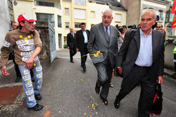 Charles Doux cible de jets d’œufs | La Gazette des abattoirs | Scoop.it