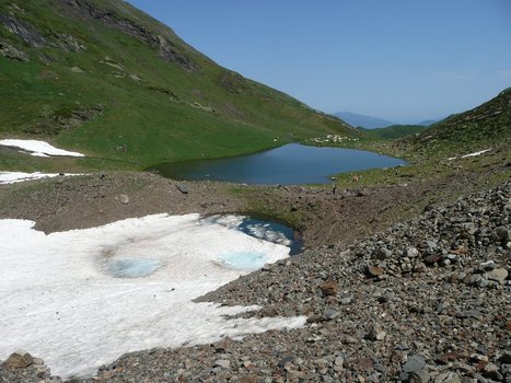 Lacs de Sarrouyes en partie pris par la neige le 20 juillet 2013 - Photo Simone Fréchou | Vallées d'Aure & Louron - Pyrénées | Scoop.it