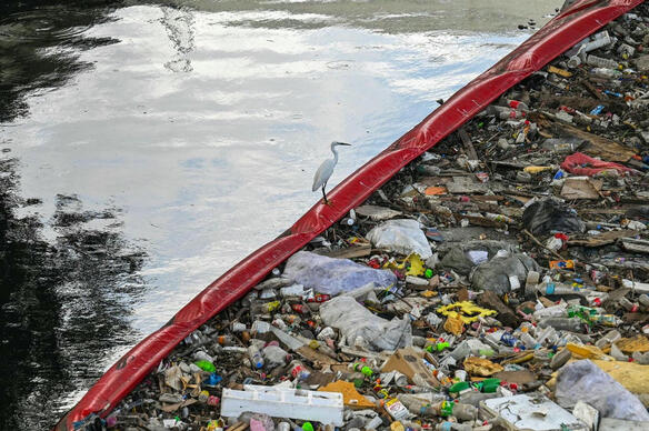 Les Philippines mobilisent des agents pour lutter contre la pollution plastique dans les rivières