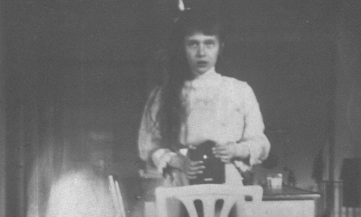 A teen Grand Duchess Anastasia captures her own reflection in 1913 | Herstory | Scoop.it