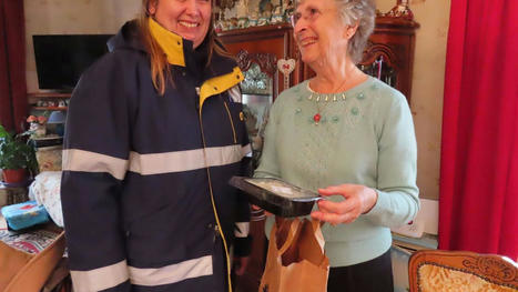 En tournée avec Astrid, factrice, « un rayon de soleil » qui livre aussi des repas au domicile des seniors - Le Parisien | Dépendance et fin de vie | Scoop.it