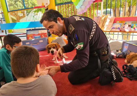 La Policía Local de Mijas 'ficha' a Bobby, el primer perro agente de España que ayuda a los niños a leer | Personas y Animales | Scoop.it