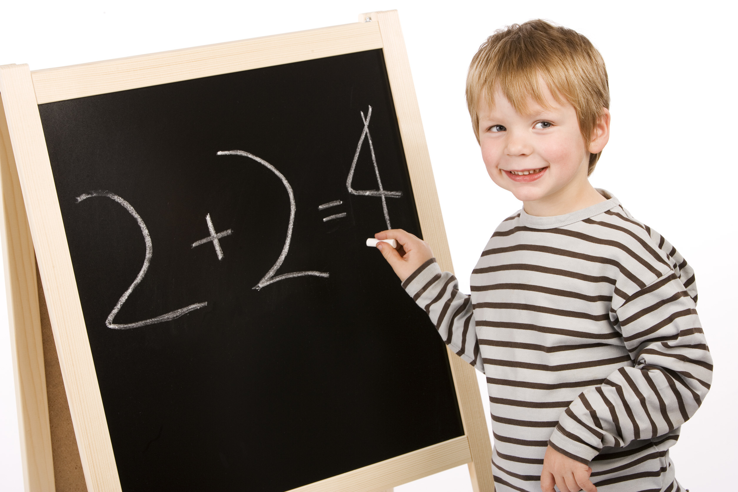 Математик картинки детям. Ребенок у доски. Мальчик у доски. Ребенок решает математику. Ребенок у доски математика.