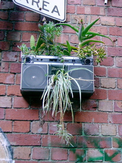 Old stereo planter | 1001 Gardens | Creative Spotting | 1001 Creative ideas ! | Scoop.it
