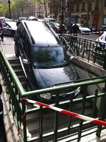 Une femme vient de réaliser le créneau le plus catastrophique depuis que la voiture existe | Trollface , meme et humour 2.0 | Scoop.it