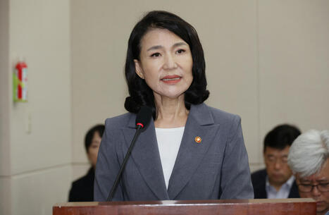Presidential office considers dismissal of KCC chief over political neutrality - South Korea | AVIA policy news | Scoop.it