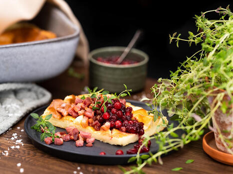 Ugnspannkaka recept &ndash; serverad med bacon och r&aring;r&ouml;rda lingon | 1Uutiset - Lukemisen t&auml;hden | Scoop.it