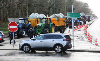 Col&egrave;re des agriculteurs&nbsp;: une trentaine de tracteurs sur la rocade de Mont-de-Marsan, circulation difficile en perspective | Actus du jour - 9  janvier 2026 | Scoop.it