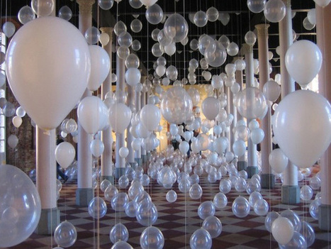 Entrez dans un océan de ballons avec l’installation Scattered Crowd | Landart, art environnemental | Scoop.it
